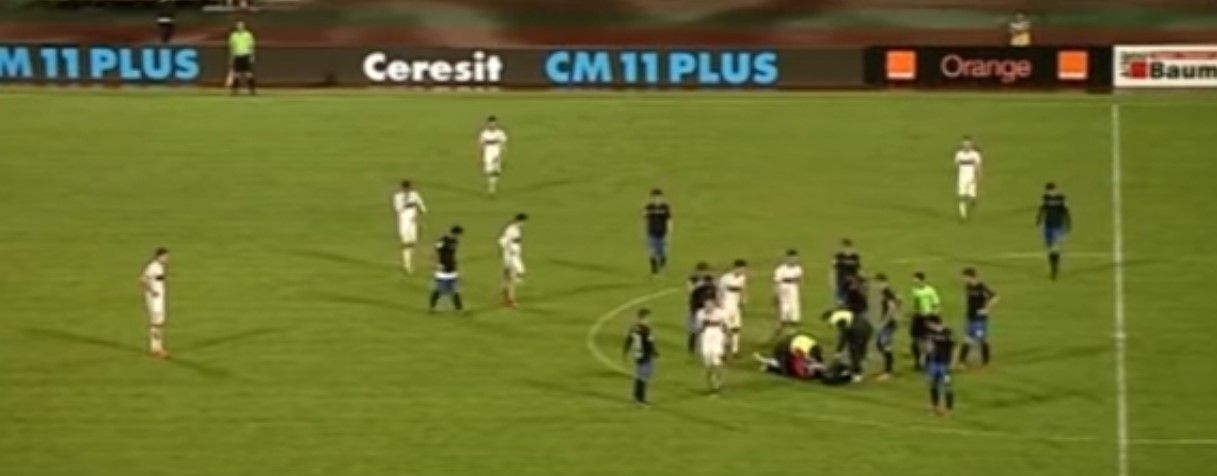 Video: jugador muere durante partido de futbol en Rumania Video: jugador muere durante partido de futbol en Rumania