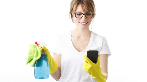 Errores más comunes que cometemos con nuestros celulares - limpiar-celular