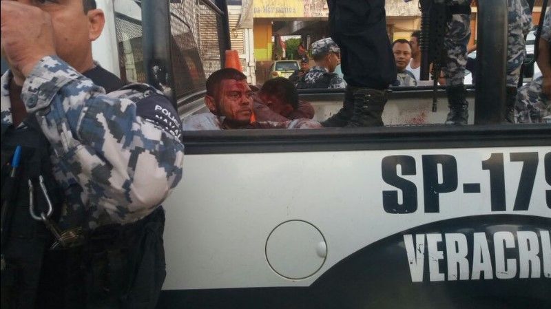 Intentan linchar a 3 secuestradores de un comerciante en Minatitlán - linchamiento-Veracruz-tomada-de-ChispitaMX