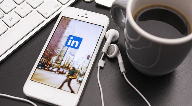 LinkedIn permitirá a 'influencers' publicar videos de 30 segundos - linkedin-iphone