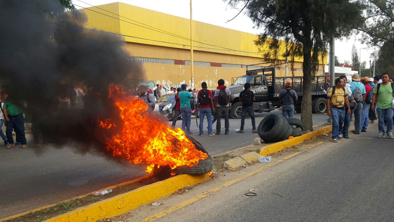 Maestros vandalizan antes de retirar bloqueo en aeropuerto de Oaxaca