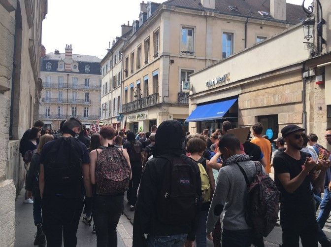 Manifestantes se enfrentaron contra policías en Francia por reforma laboral - manifestacion-paris-bleubourgogne