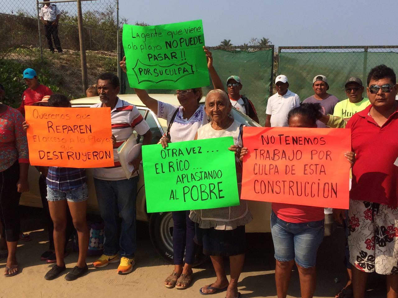 Protestan en Acapulco contra empresa que destruye acceso a playa - manifestación-aca-2
