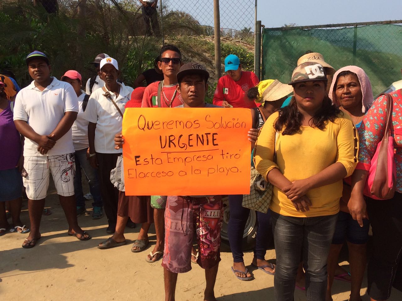 Protestan en Acapulco contra empresa que destruye acceso a playa