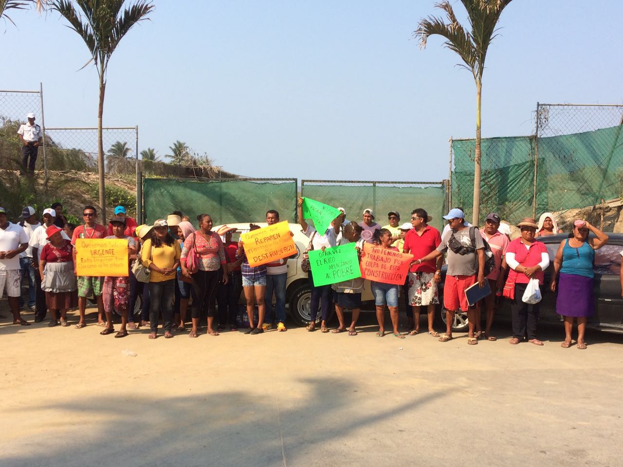 Protestan en Acapulco contra empresa que destruye acceso a playa - manifestación-aca