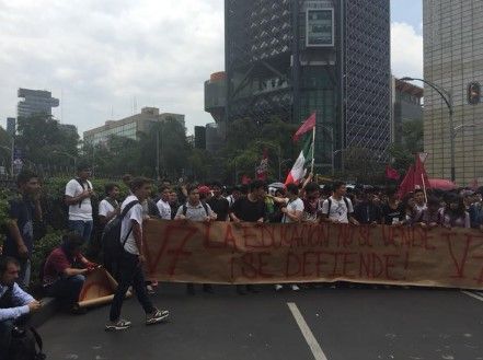 Marchan estudiantes del IPN hacia Los Pinos - marcha-IPN-los-pinos-zafiromtz11b