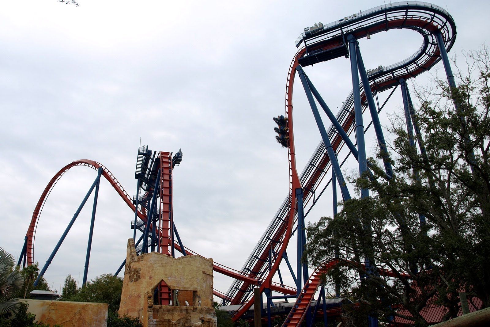 Al menos 60 personas quedan atrapadas en montaña rusa