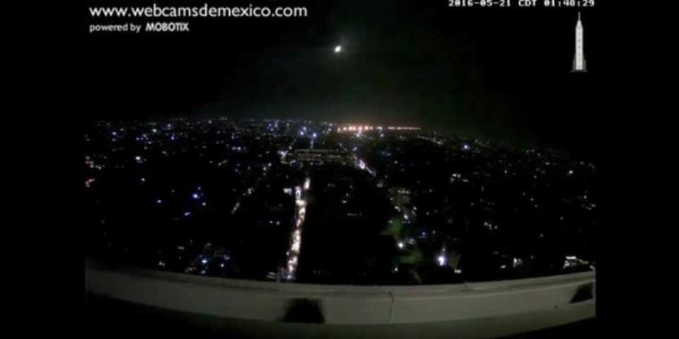 Meteorito estalla sobre el centro de México