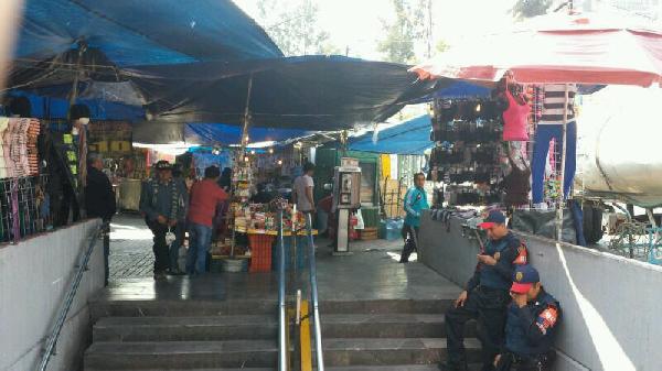 Autoridades retiran a ambulantes del paradero del metro Chapultepec - metro-chapul-Diario-de-México