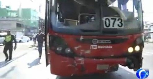 Choca Metrobús contra pipa de gas - metrobus-choque-17may-ForoTV