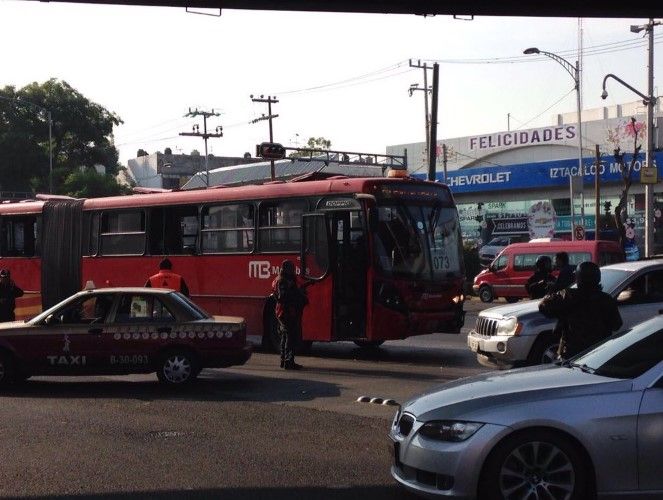 Choca Metrobús contra pipa de gas
