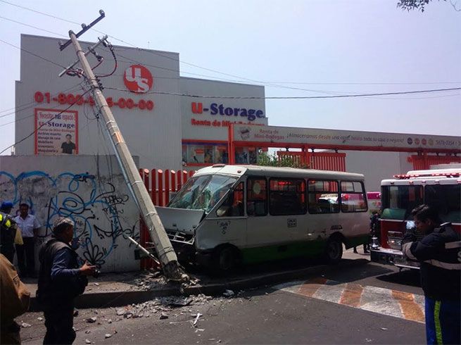 Microbús se estrella contra poste tras quedarse sin frenos - micro-choque-2
