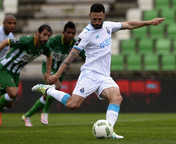 Layún y Moreno en el once ideal de americanos en Europa - miguel-layun-2