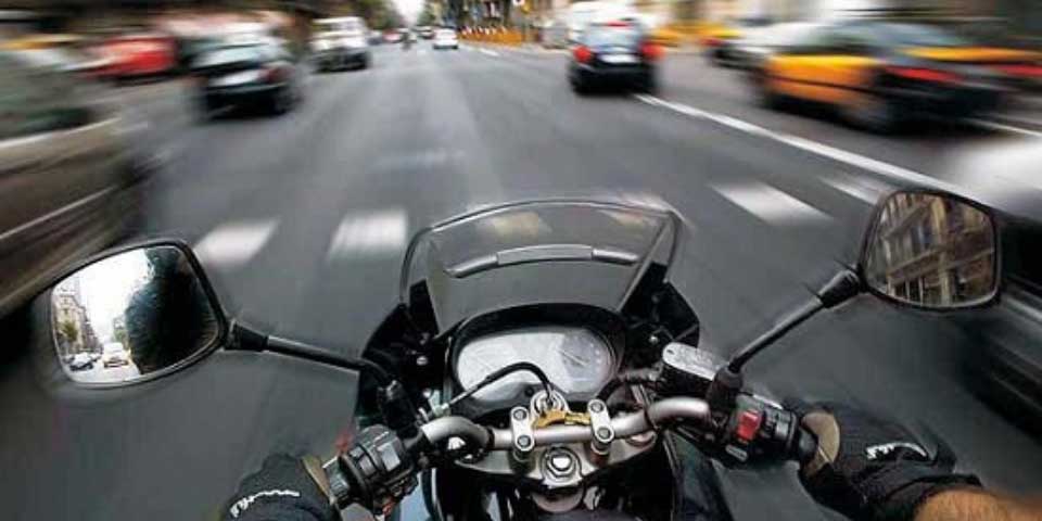 Proponen matrícula impresa en casco de motociclistas