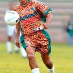 Equipo español de futbol muestra los músculos en uniforme - n1375321105-150x150