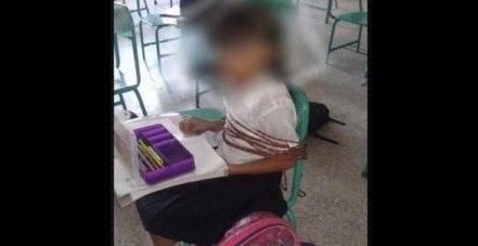 Encuentran a niña amarrada en pupitre de escuela primaria