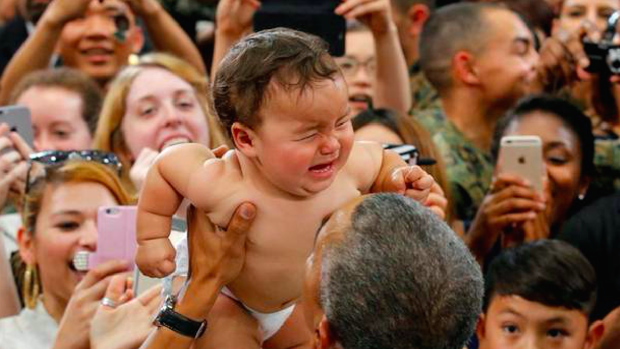 Bebé japonés rompe en llanto cuando Obama lo carga