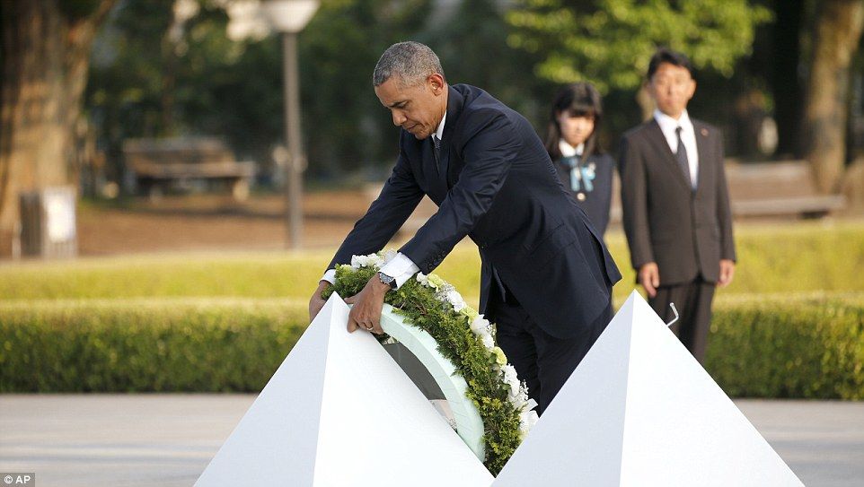 Bebé japonés rompe en llanto cuando Obama lo carga - obama-hisroshima-4