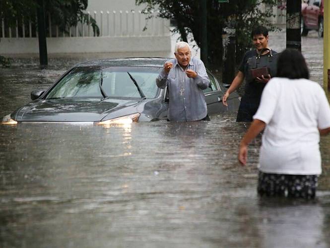 Afecta inundación a obispo auxiliar de Morelia - obispo-Michoacan-inundacion-Excelsior