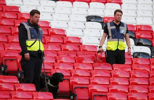 Exigen investigación por falsa bomba en Old Trafford - old-trafford-explosivo-1
