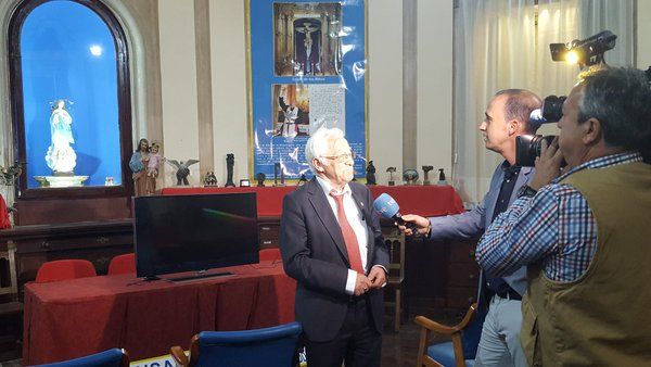 Indigentes podrán ver final de la Champions en una iglesia - padre-angel