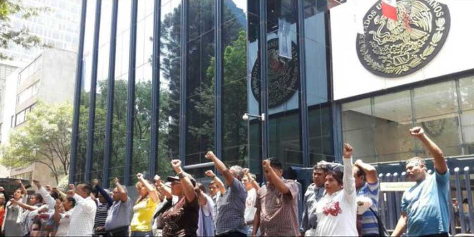 Padres de normalistas inician recorrido por embajadas de Polanco