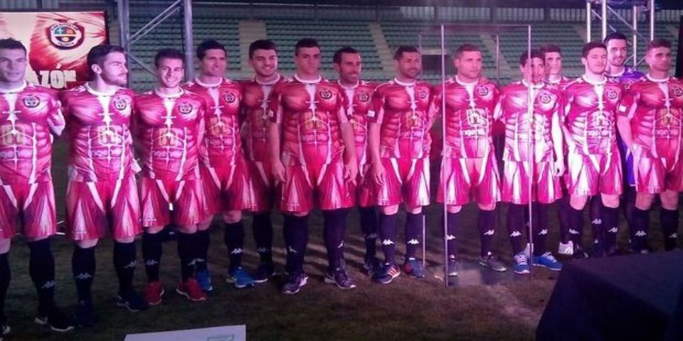 Equipo español de futbol muestra los músculos en uniforme
