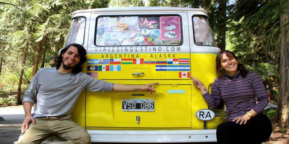 La pareja que viajó en combi desde Argentina hasta Alaska
