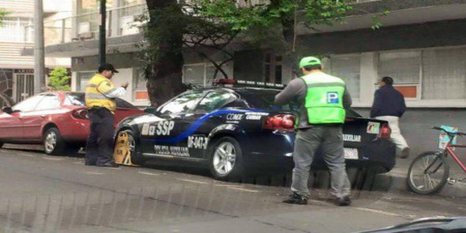 Inmovilizan patrulla por no pagar parquímetro en la colonia Nápoles
