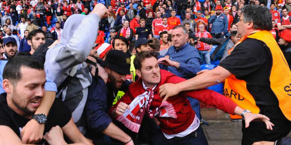 Video: aficionados de Sevilla y Liverpool pelean en el estadio