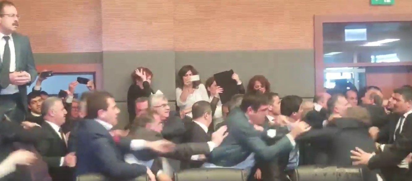 Video: pelea en el parlamento turco