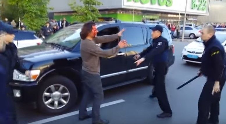 Video: luchador olímpico enfrenta a 7 policías en Ucrania