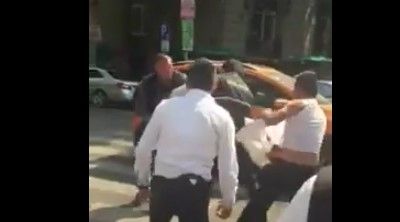 Video: escoltas y valet parking se pelean en la Roma