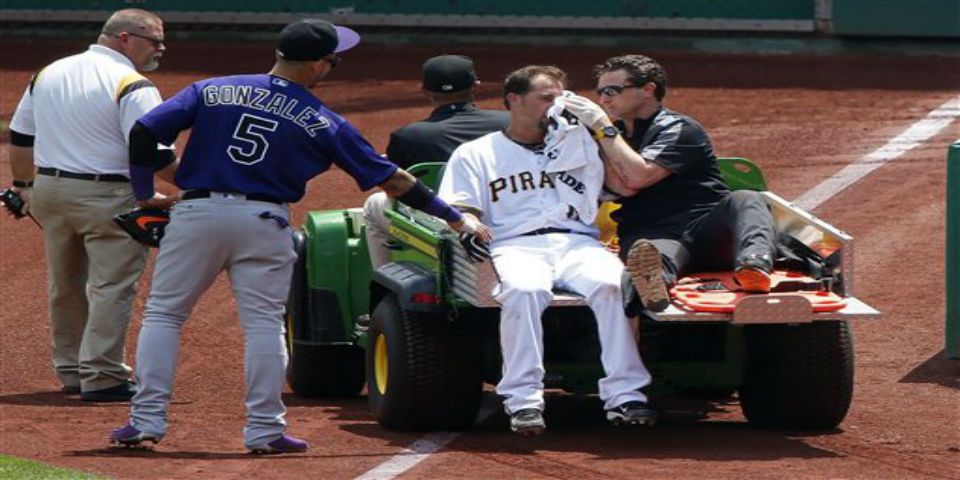 Video: pitcher de Colorado lanza pelota a la cabeza de bateador de Pittsburgh
