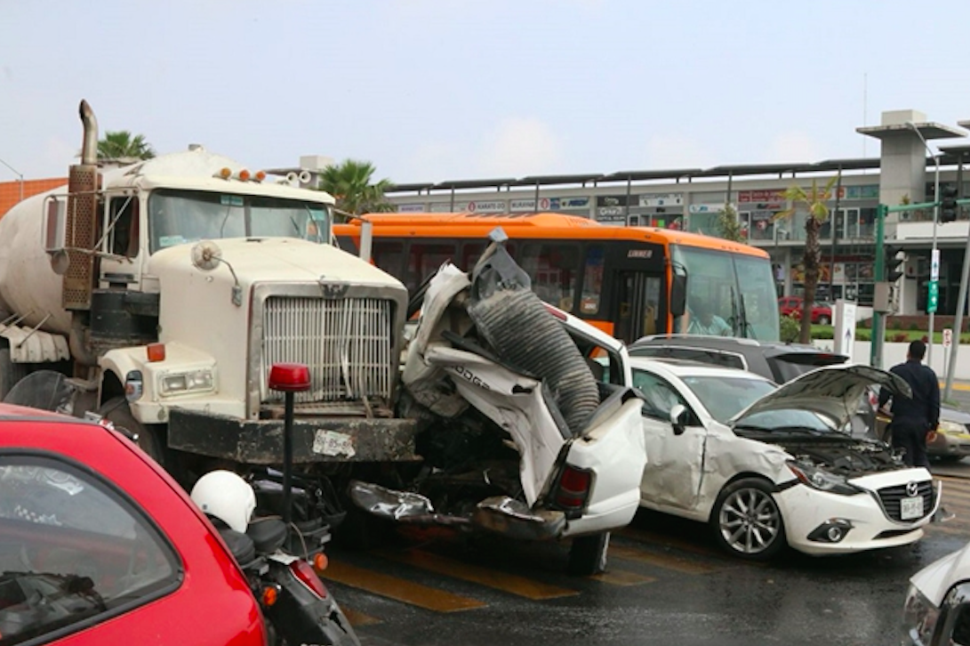 Pipa de agua choca contra cinco vehículos en Monterrey