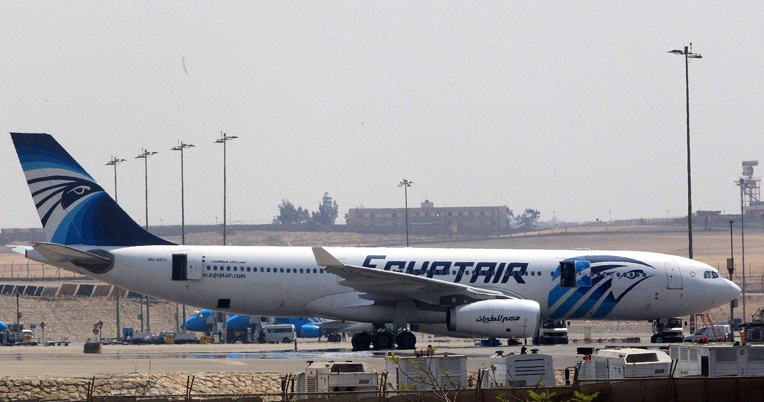 “Tiraremos este avión”: graffiti en aeronave de EgyptAir