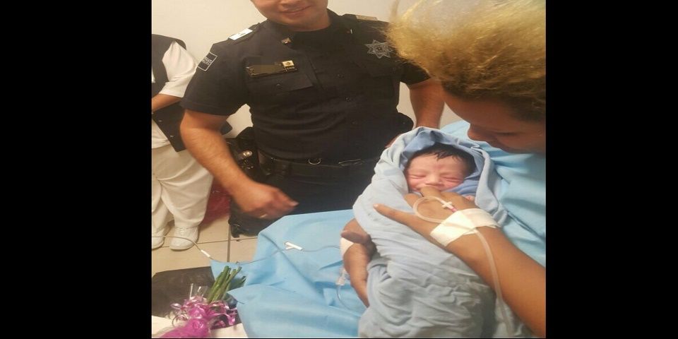 Policía Federal auxilia a mujer en labor de parto en carretera de Jalisco