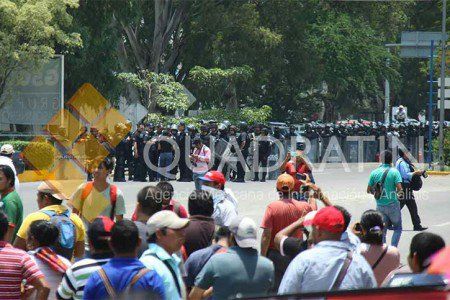 Sección 22 encapsula a policías federales en el aeropuerto de Oaxaca - policia-federal-maestros-oaxaca
