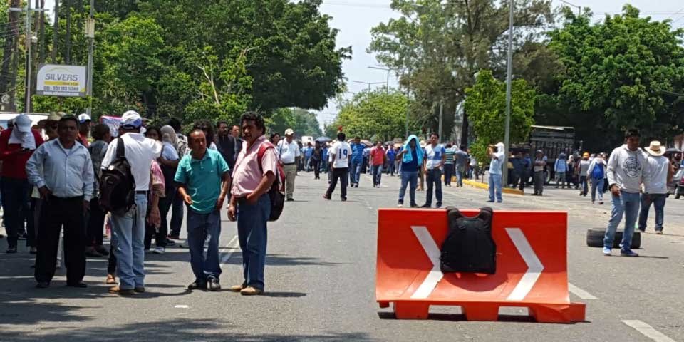 Sección 22 encapsula a policías federales en el aeropuerto de Oaxaca