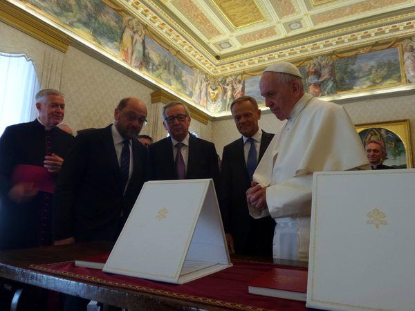 Lamenta el papa Francisco 'intereses egoístas' y 'colocación de vallas' en Europa - premio-papa-francisco