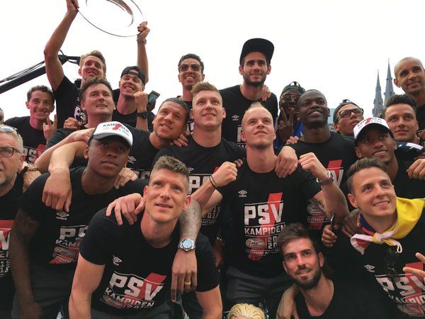 Guardado y Moreno festejan título con los aficionados - psv