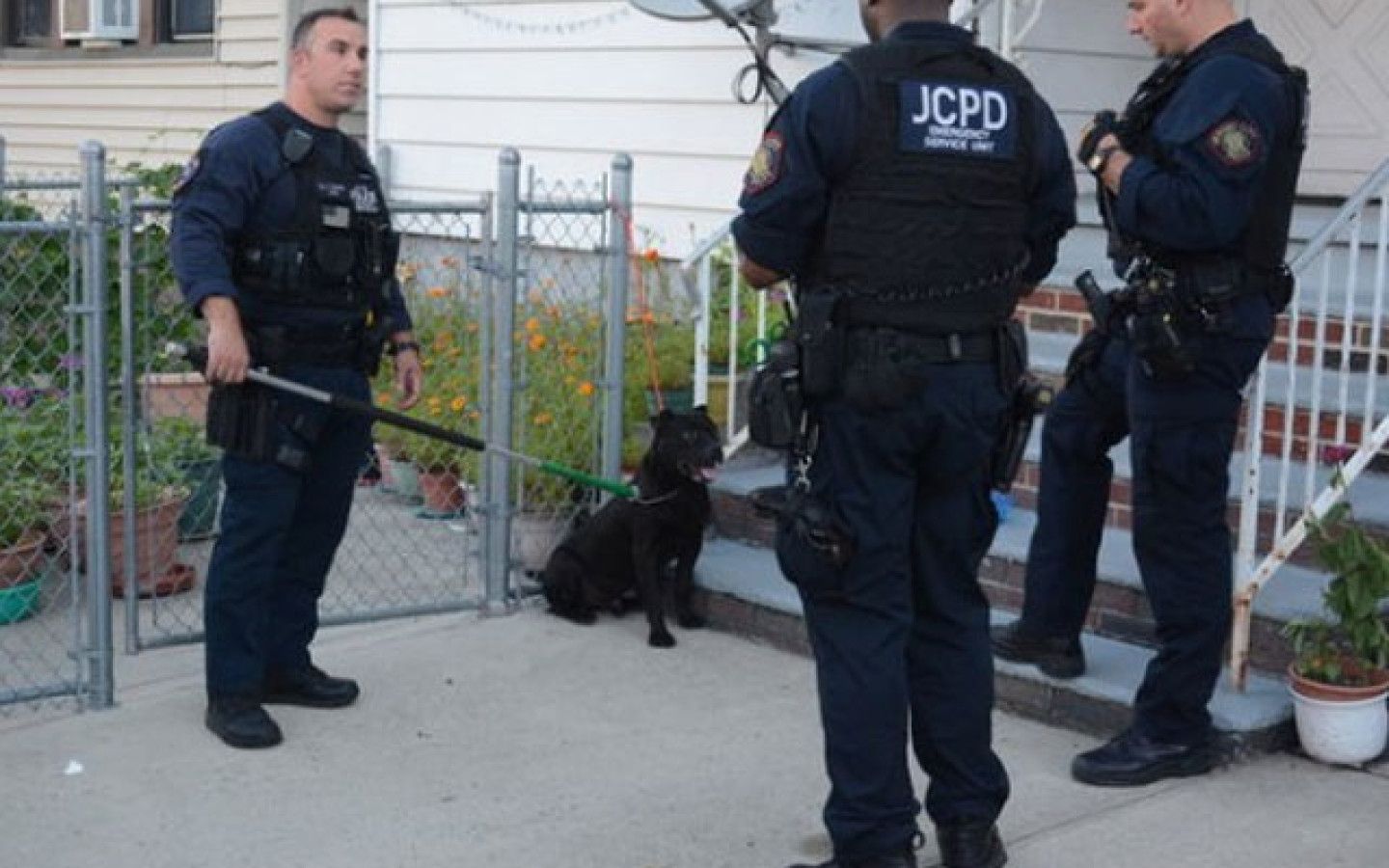 Gobierno estadounidense aumentará deportaciones y comenzará redadas