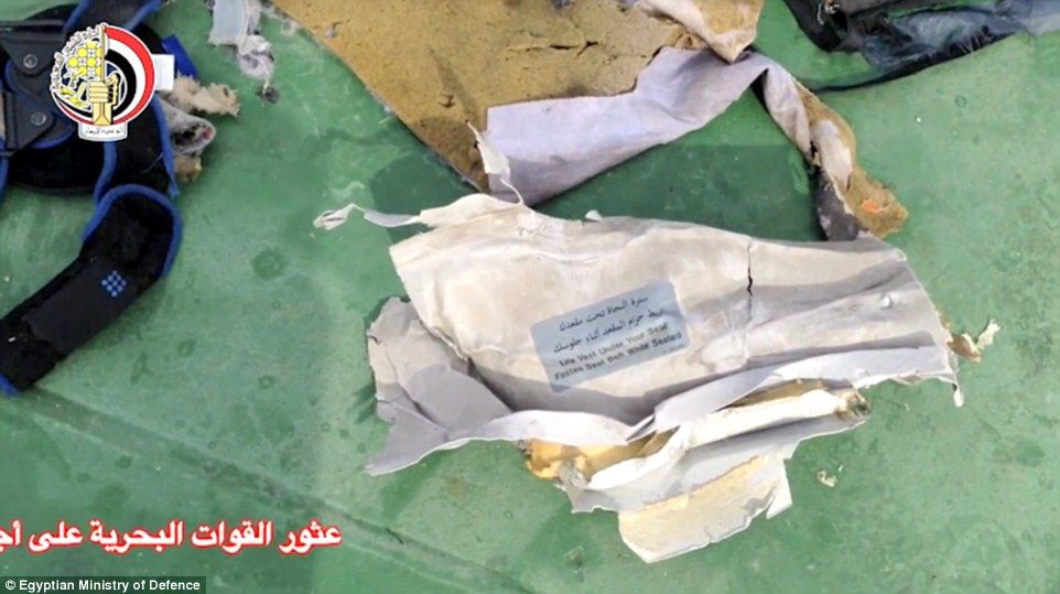 Confirman alarma por humo en avión de EgyptAir - restos-avion-egyptair-11