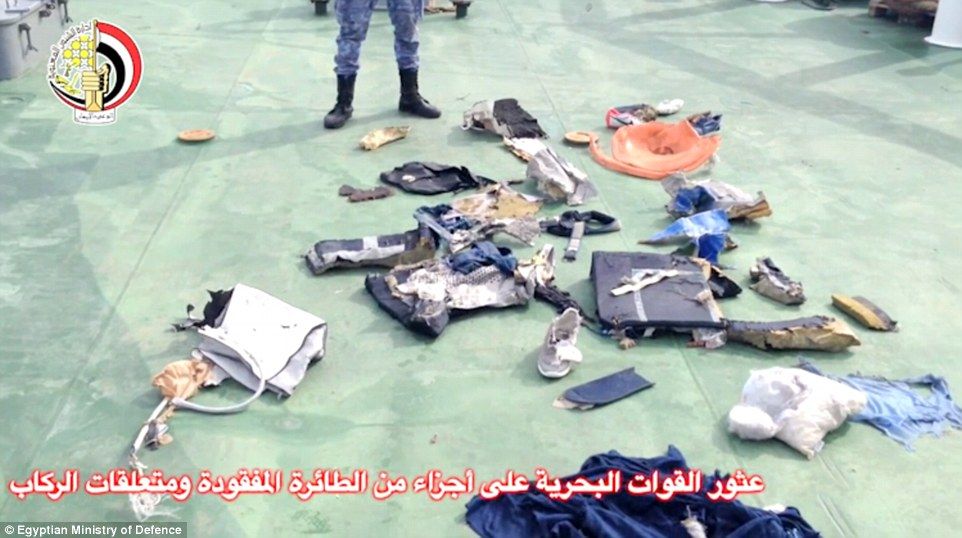 Confirman alarma por humo en avión de EgyptAir - restos-avion-egyptair-14