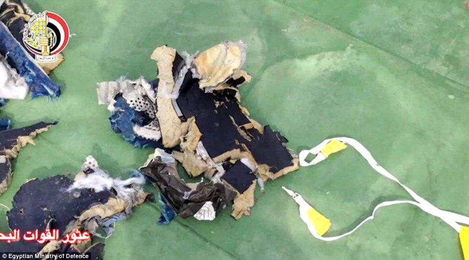 Confirman alarma por humo en avión de EgyptAir - restos-avion-egyptair-6