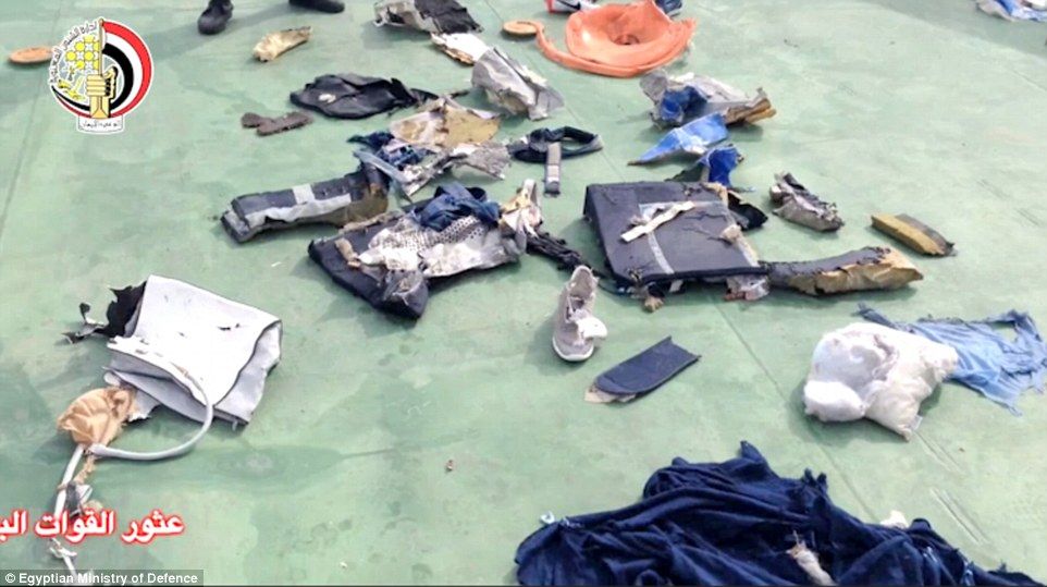 Confirman alarma por humo en avión de EgyptAir - restos-avion-egyptair-7