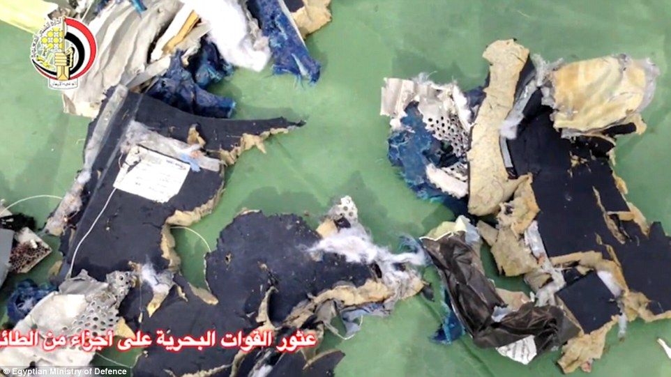 Confirman alarma por humo en avión de EgyptAir - restos-avion-egyptair-9