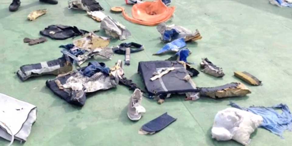 Avión de EgyptAir habría explotado en el aire: forenses egipcios - restos-avion-egyptair