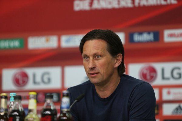 Chicharito es baja para último partido del Bayer Leverkusen - roger-schmidt