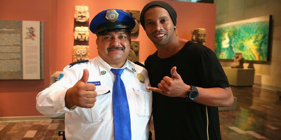 Ronaldinho y Mourinho visitan el Museo Nacional de Antropología e Historia